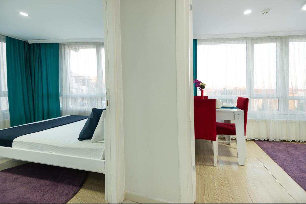 Deluxe One-Bedroom Apartment