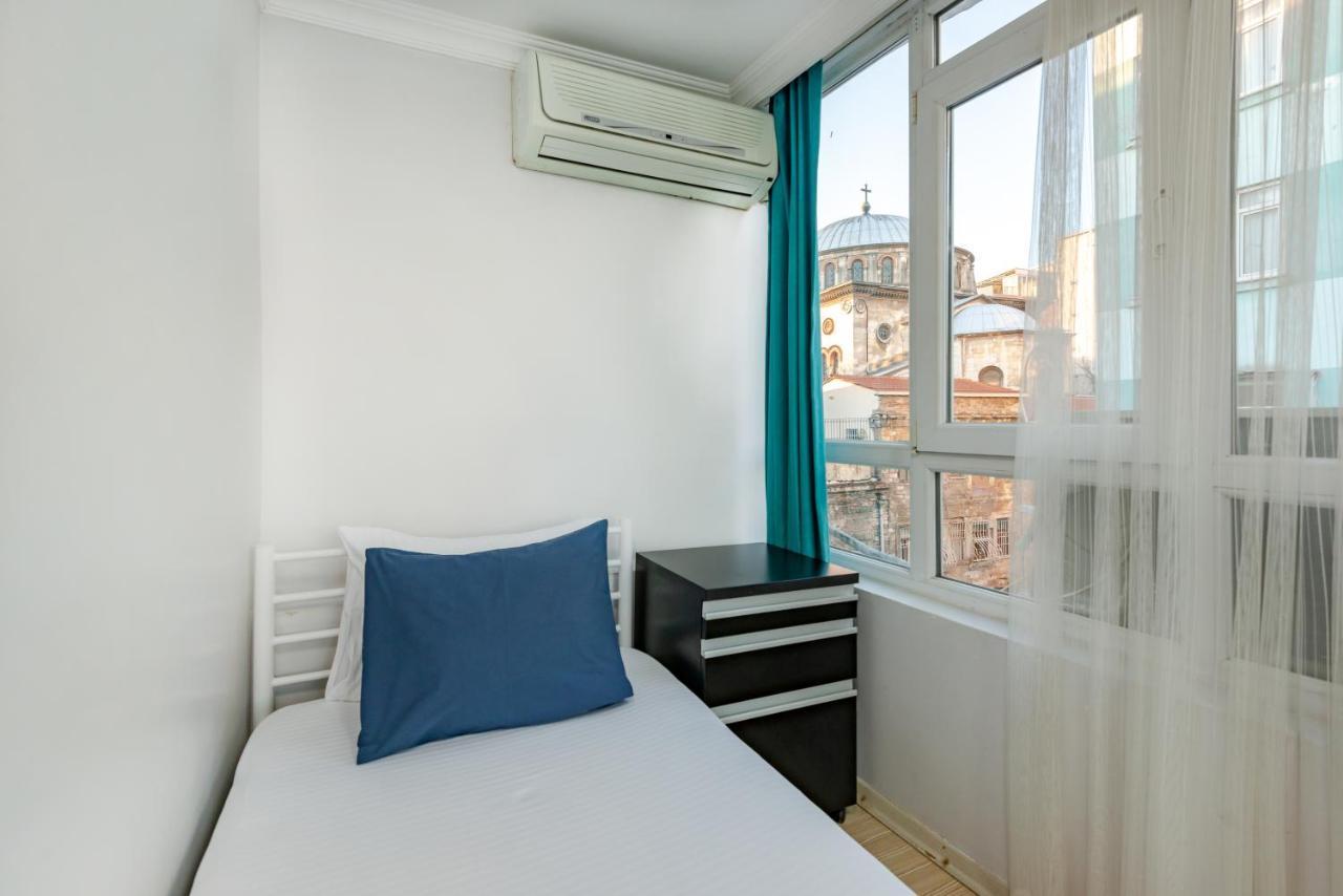 Deluxe One-Bedroom Apartment