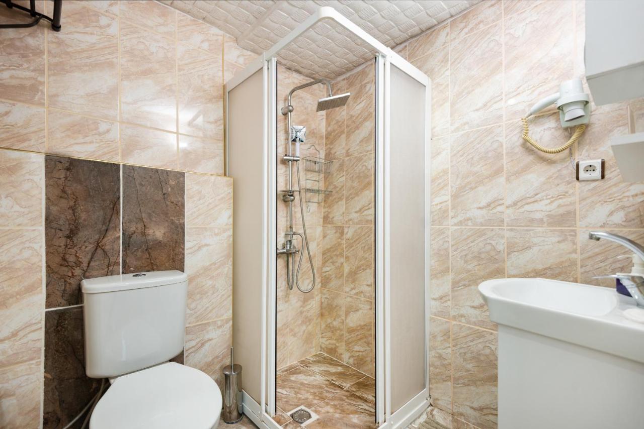 Deluxe One-Bedroom Apartment