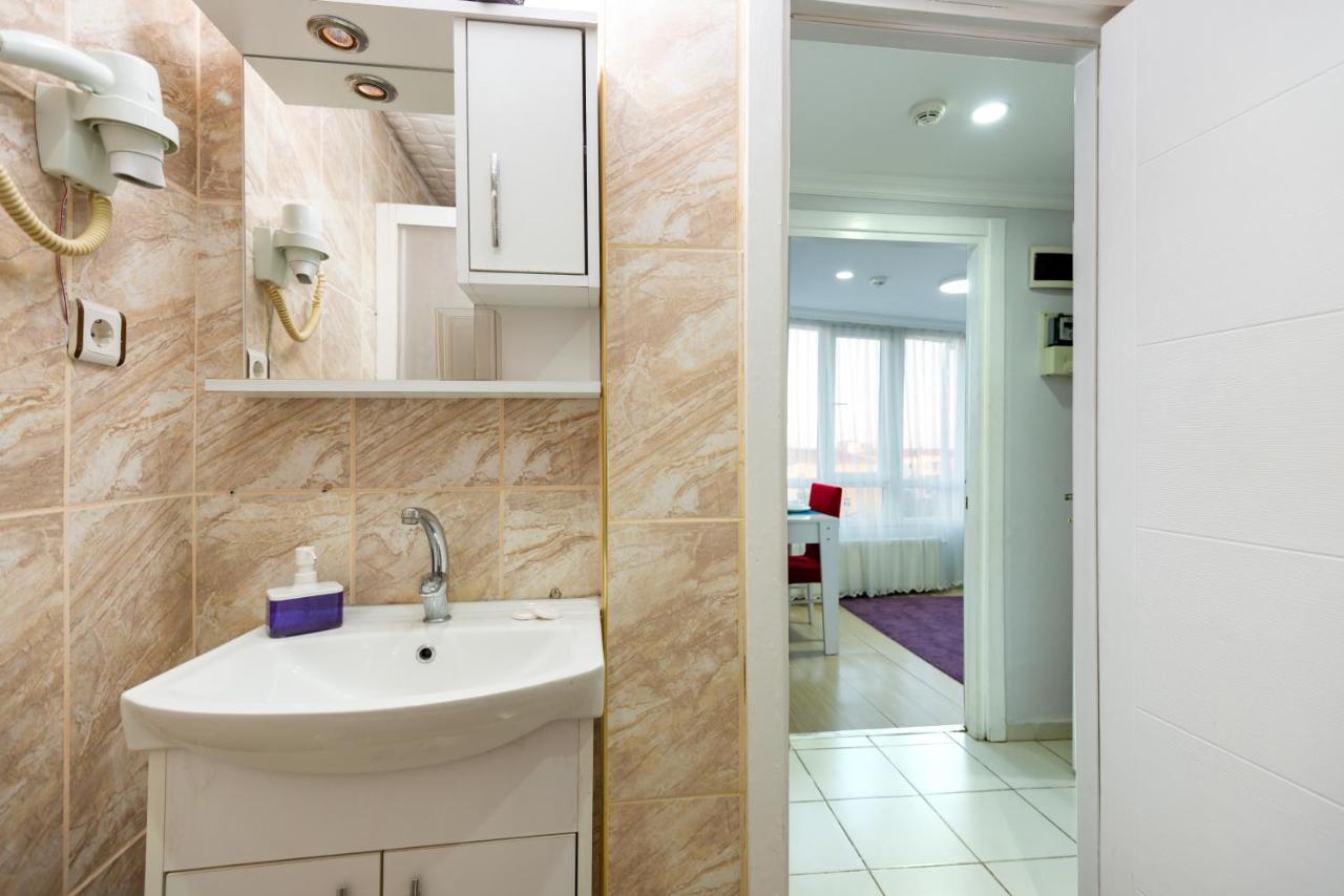 Deluxe One-Bedroom Apartment