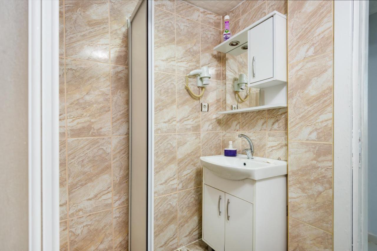 Deluxe One-Bedroom Apartment