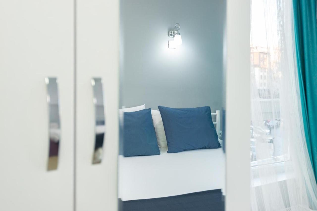 Deluxe One-Bedroom Apartment