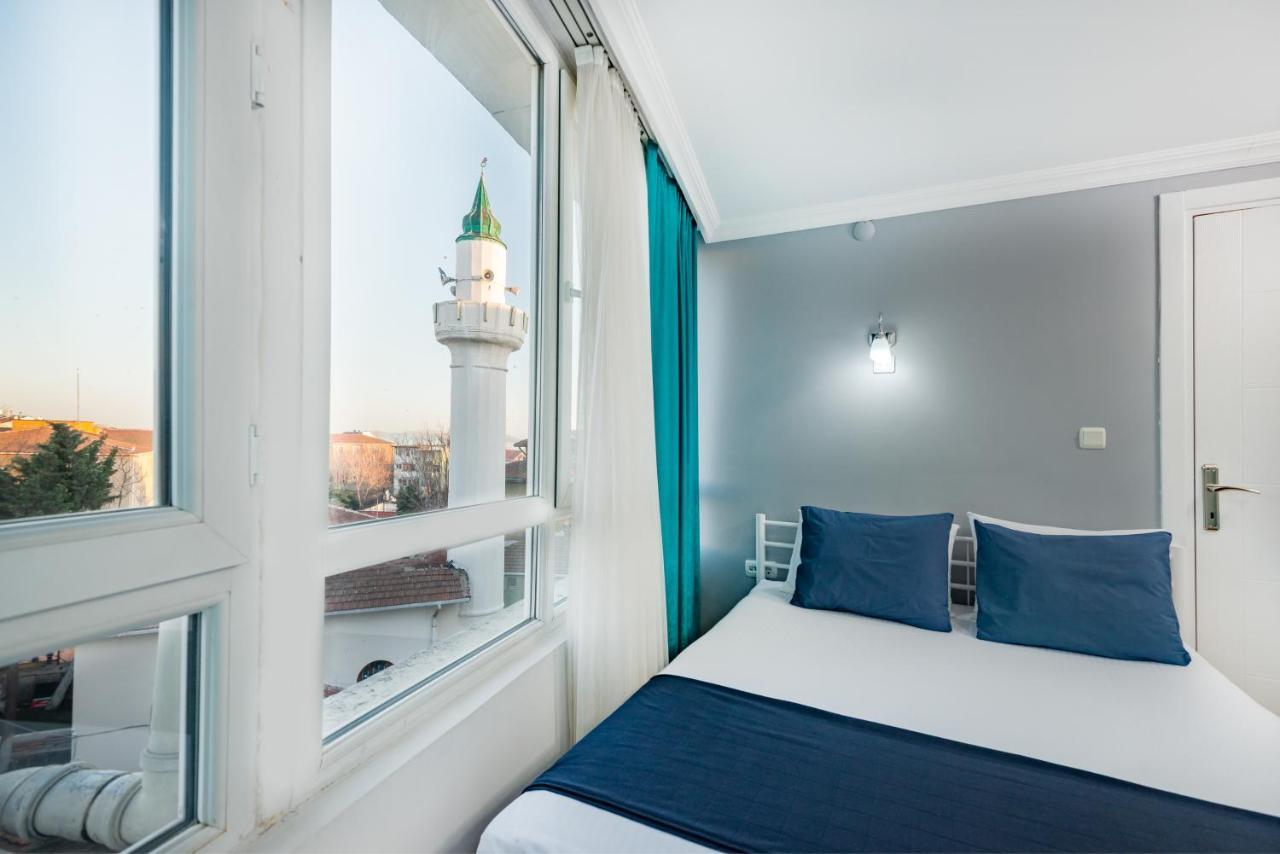 Deluxe One-Bedroom Apartment