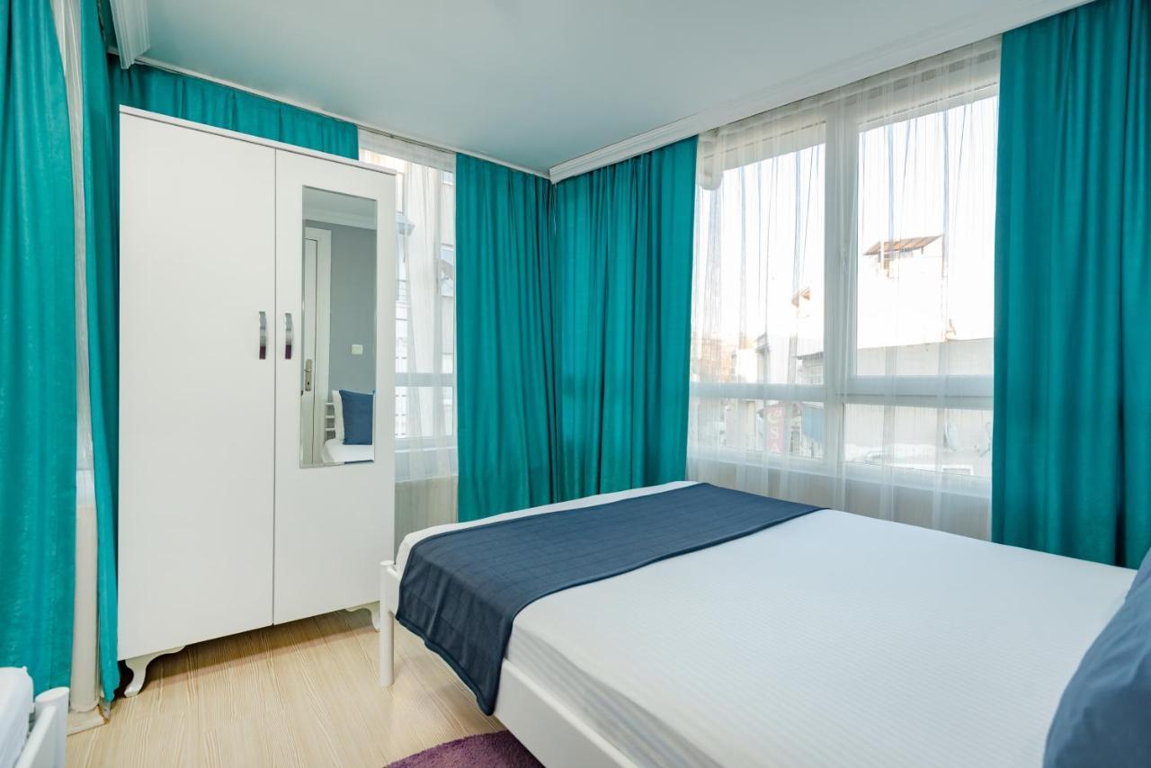 Deluxe One-Bedroom Apartment