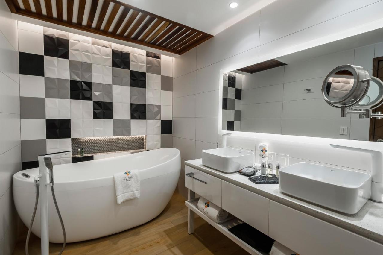 Deluxe Suite Spa Bath
