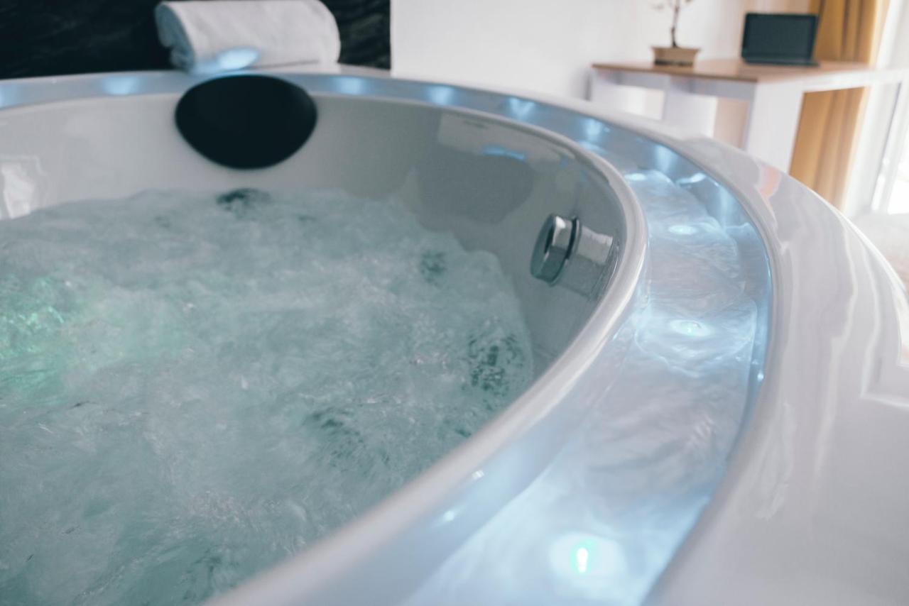 Honeymoon Suite