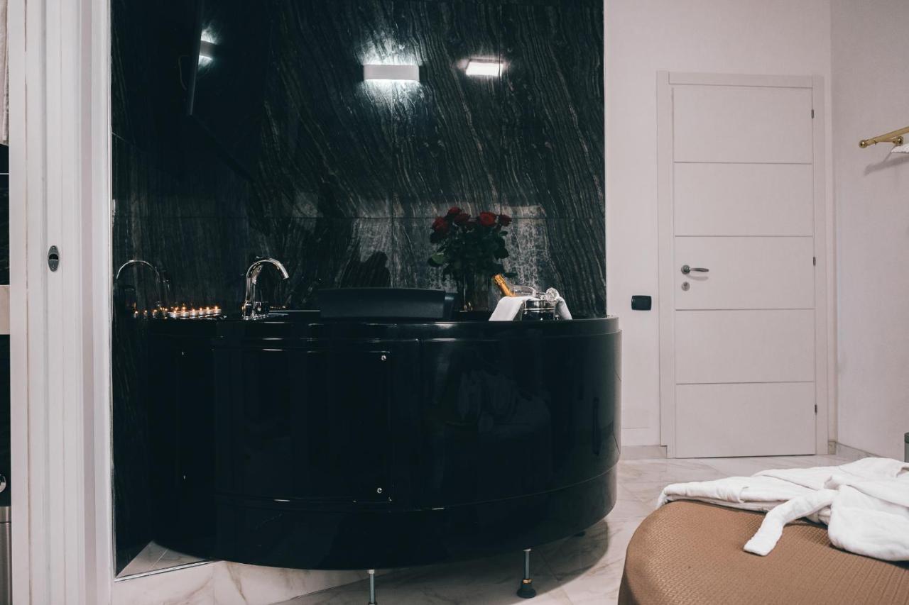 Honeymoon Suite