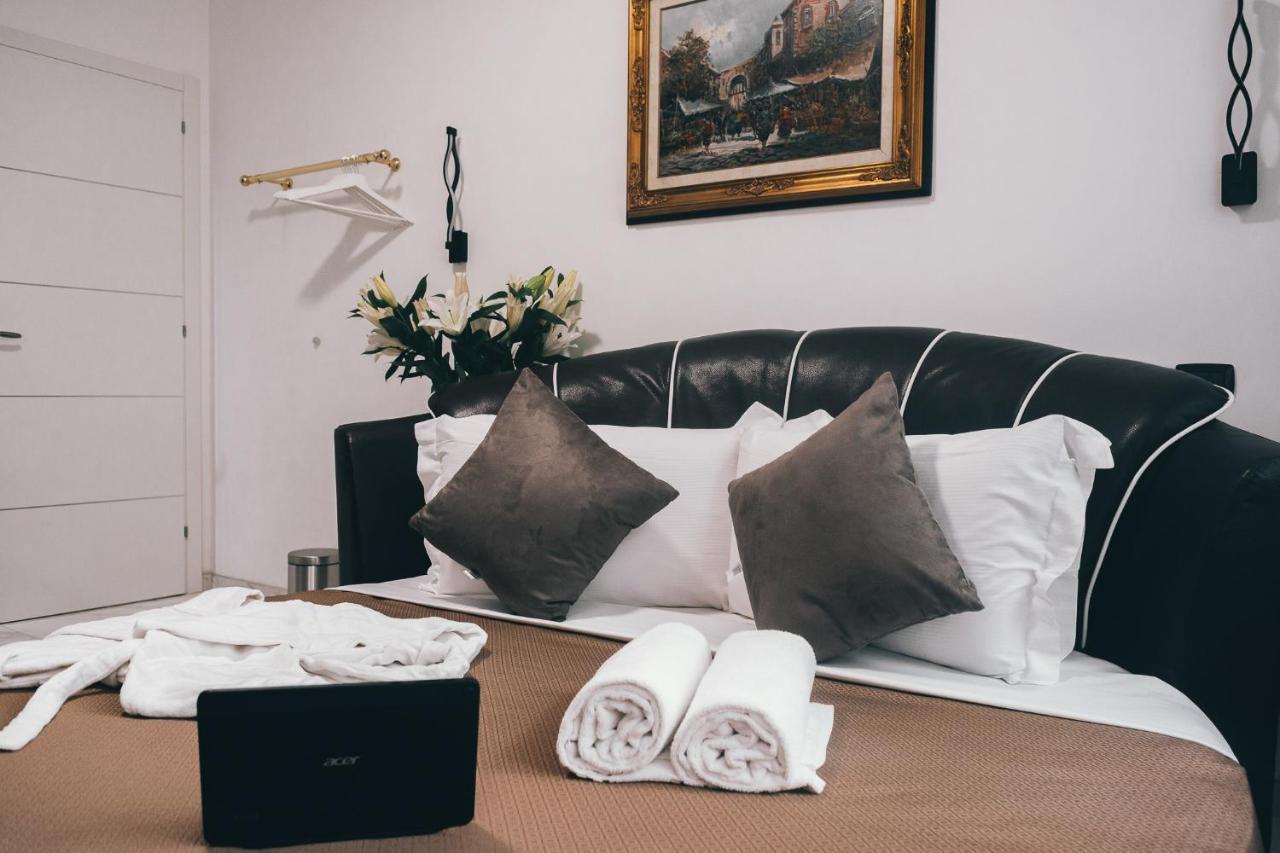 Honeymoon Suite