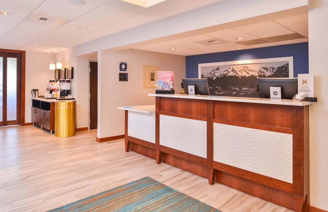 Hampton Inn Seattle Airport-1
