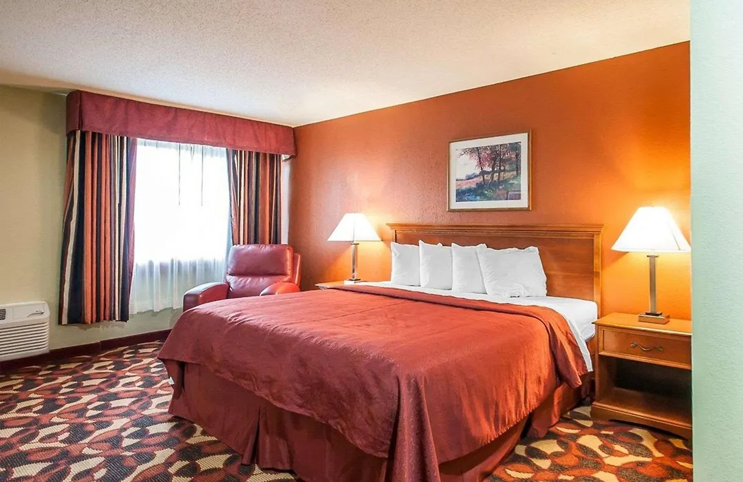 Quality Inn & Suites Kansas City I-435N Near Sports Complex-1
