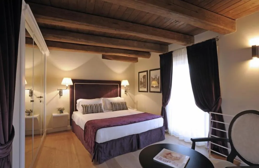 Trevi Palace Luxury Inn-1