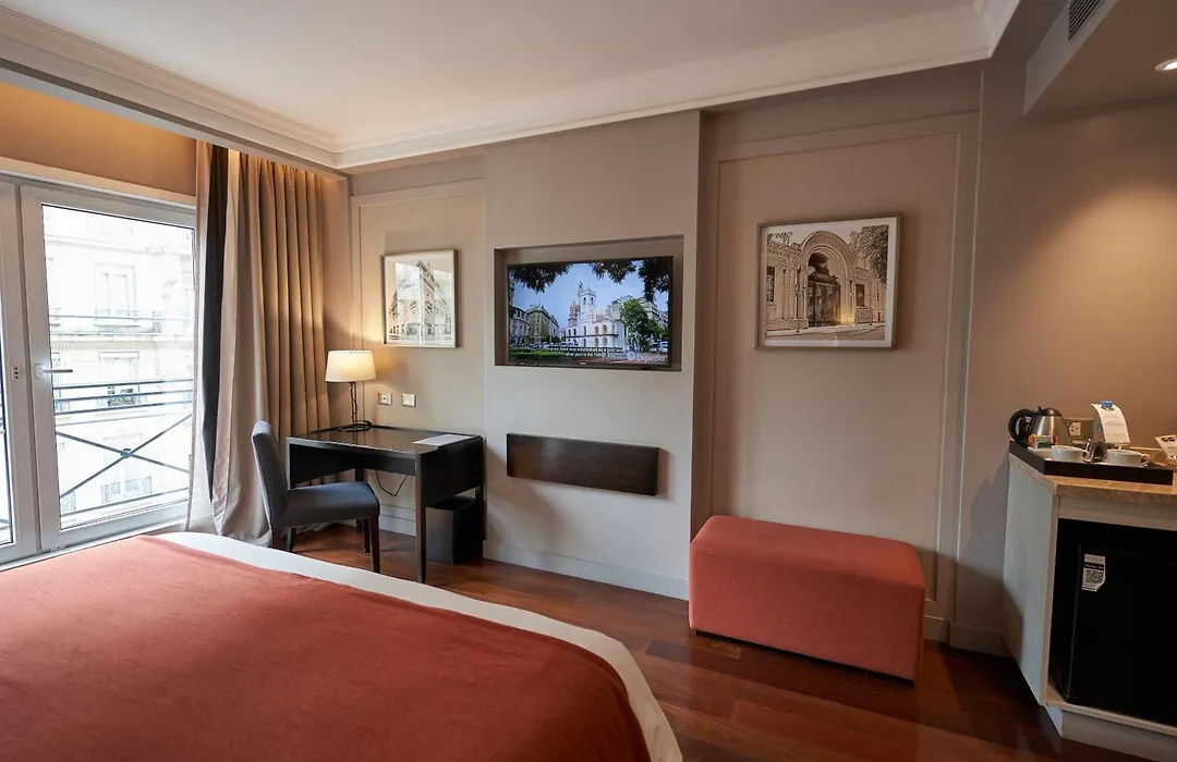 Carles Hotel-1