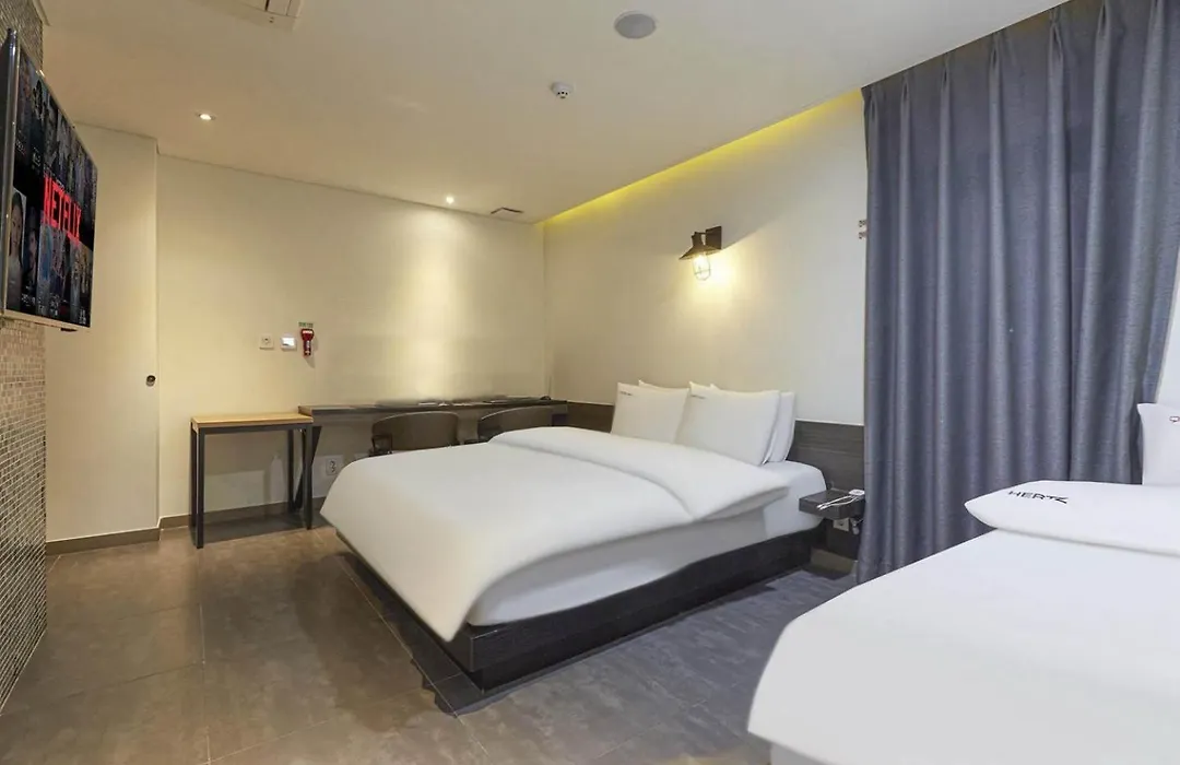 Hertz Hotel-1