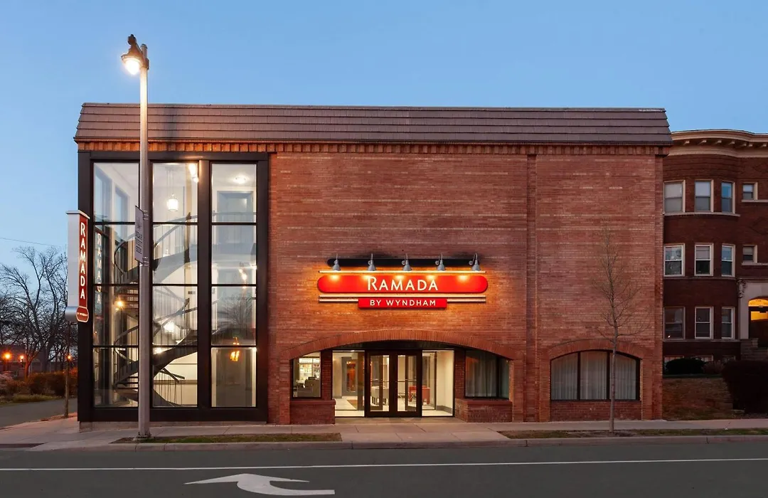 Ramada By Wyndham Milwaukee-1