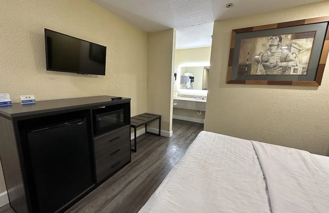Rodeway Inn & Suites Hwy 290 Nw-1