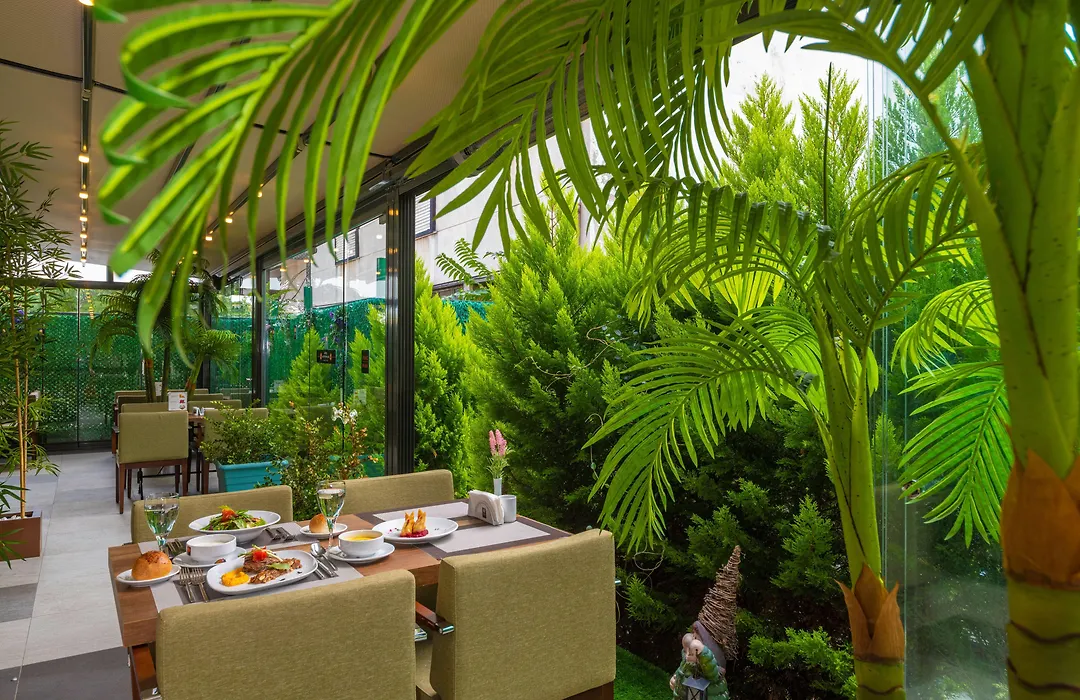 Land Park Hotel-1
