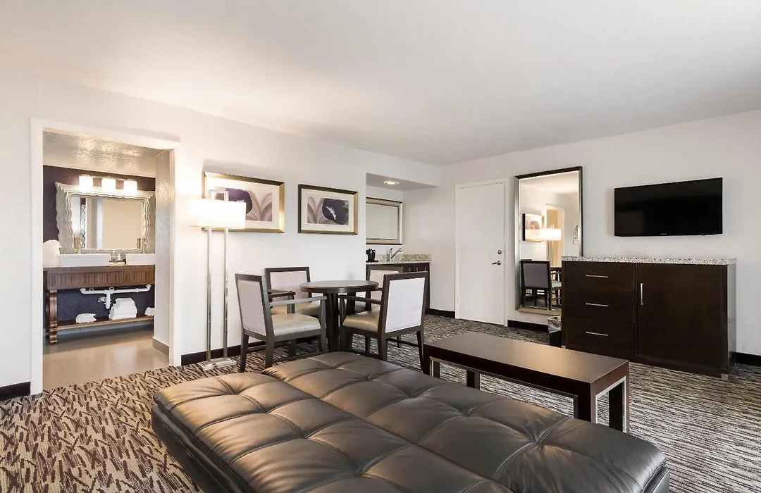 Clarion Inn & Suites Across From Universal Orlando Resort-1