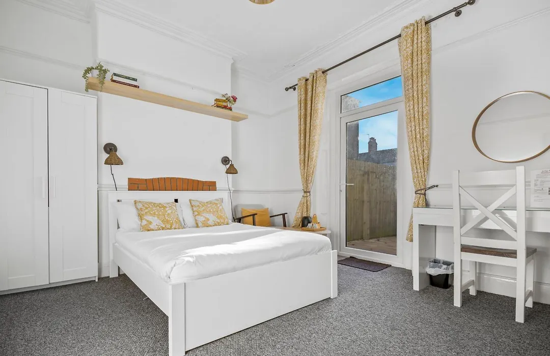 Cardiff City Guesthouse, Central Rooms, Fast Wi-Fi, On-Street Parking-1