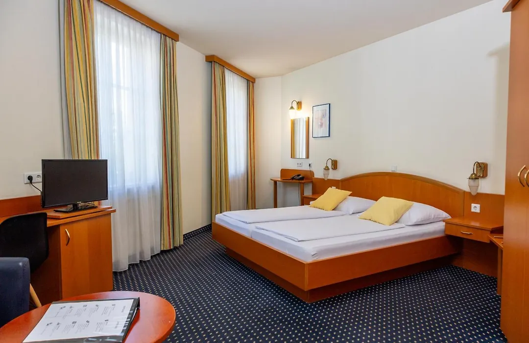 Suite Hotel 900M Zur Oper-1