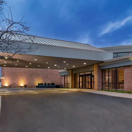 Clarion Hotel Milwaukee Airport-3