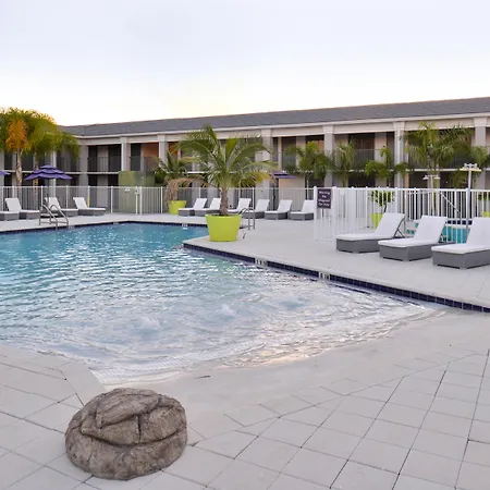 Clarion Inn & Suites Across From Universal Orlando Resort-3