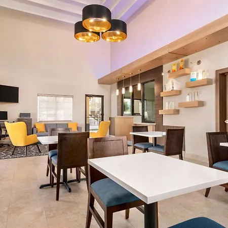 Days Inn & Suites By Wyndham Houston Hobby Airport-2