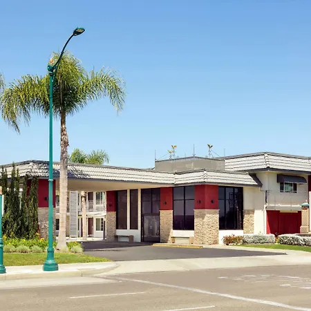 Days Inn & Suites By Wyndham Anaheim At Disneyland Park-2