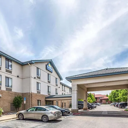 Days Inn & Suites By Wyndham Denver International Airport-3