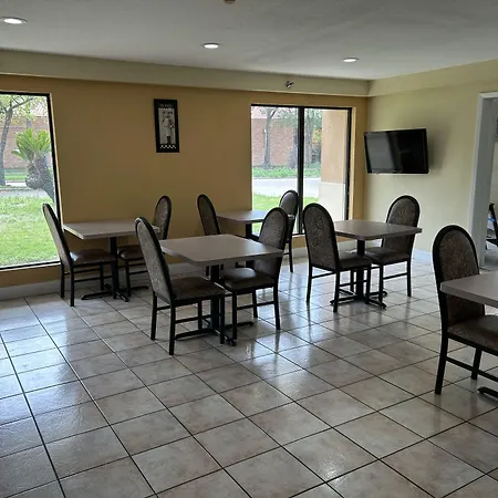 Rodeway Inn & Suites Hwy 290 Nw-3