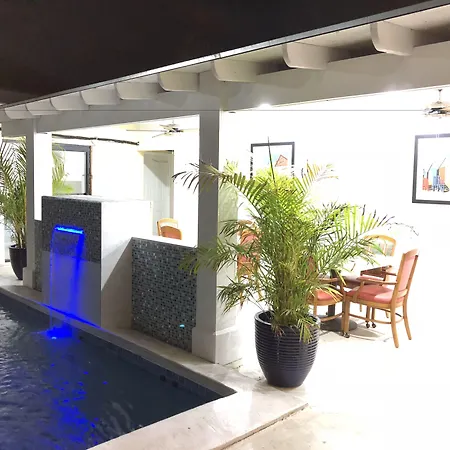 Colony Club Inn & Suites-2