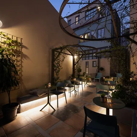 Living Yard Acropolis-3