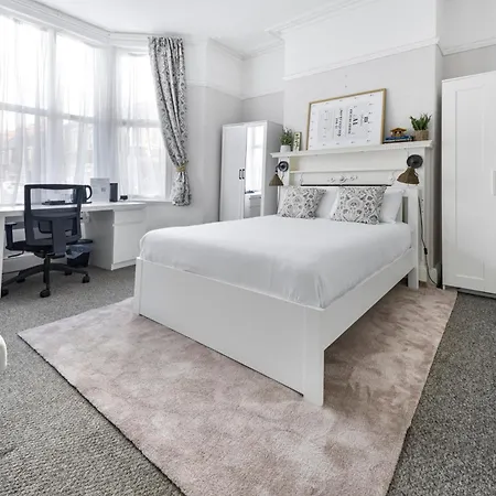 Cardiff City Guesthouse, Central Rooms, Fast Wi-Fi, On-Street Parking-2