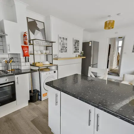 Cardiff City Guesthouse, Central Rooms, Fast Wi-Fi, On-Street Parking-3