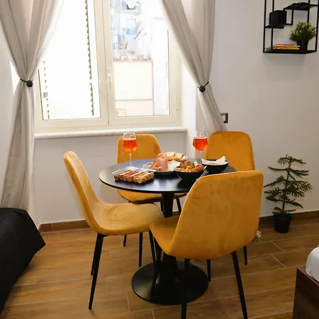 Blackwoody Contemporary Rooms - Napoli Centro Storico-2