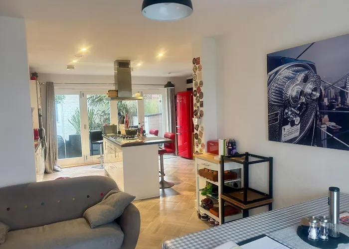 4 Bed Townhouse With Spectacular Views 4 Miles From Cardiff 10Min Drive Or Train Journey To City Centre