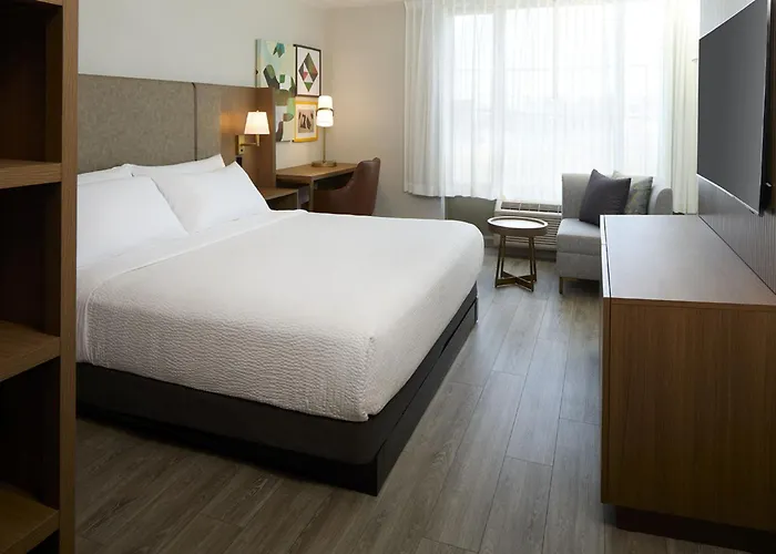Holiday Inn & Suites Montreal Airport By Ihg Dorval