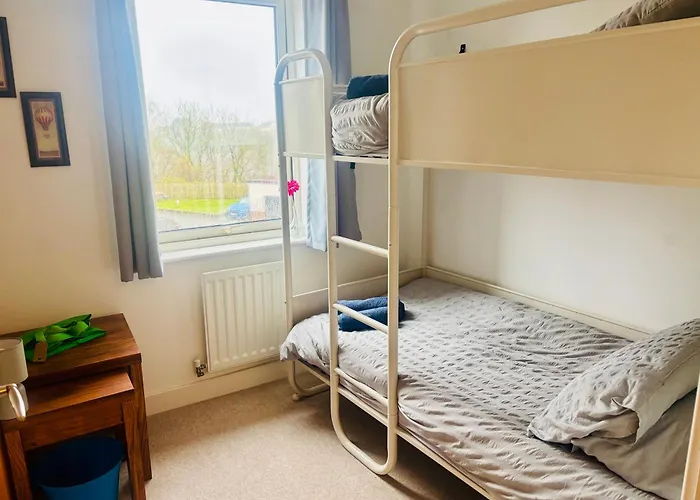 4 Bed Townhouse With Spectacular Views 4 Miles From Cardiff 10Min Drive Or Train Journey To City Centre