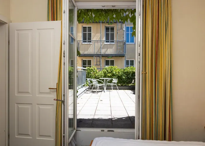 Suite Hotel 900M Zur Oper Vienna