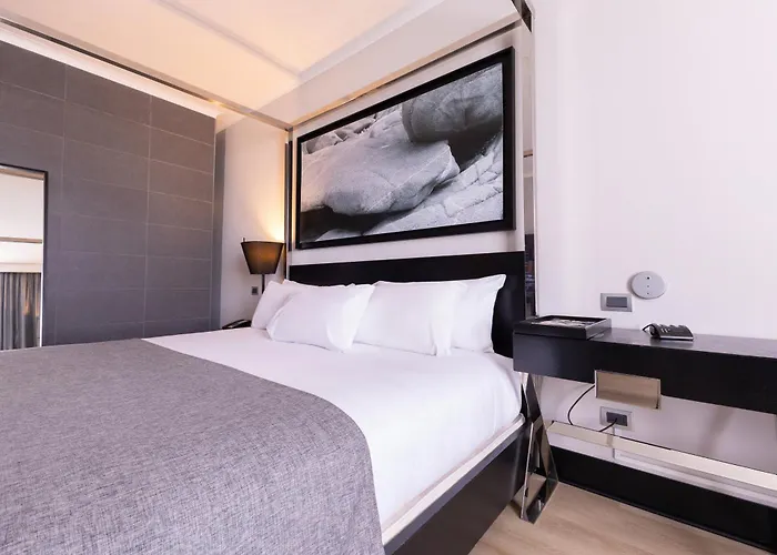 Wyndham Santiago Pettra Hotel