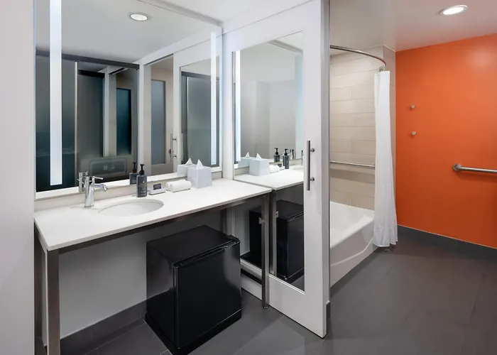 Aloft New York Laguardia Airport Hotel